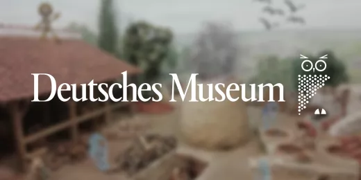 Logo des Deutschen Museums vor einem unscharf gestellten Diorama im Hintergrund