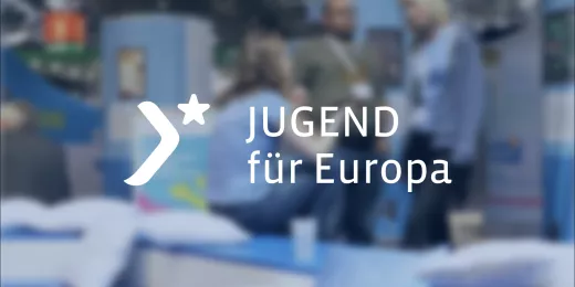 Logo von "Jugend für Europa" vor einem unscharf gestelltem Hintergrund