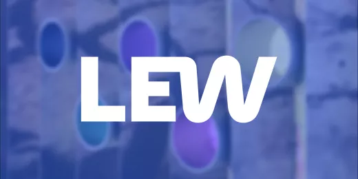 Weißes Logo der LEW auf dunkelblauem Hintergrund