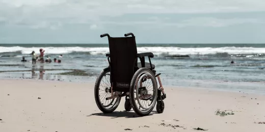 Rollstuhl am Strand