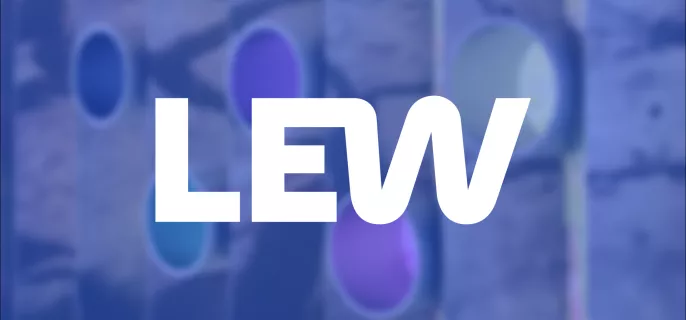 Weißes Logo der LEW auf dunkelblauem Hintergrund