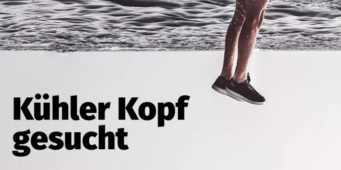 Buchhaltung Minijob Teilzeit Person, die kopfüber ins kalte Wasser springt.