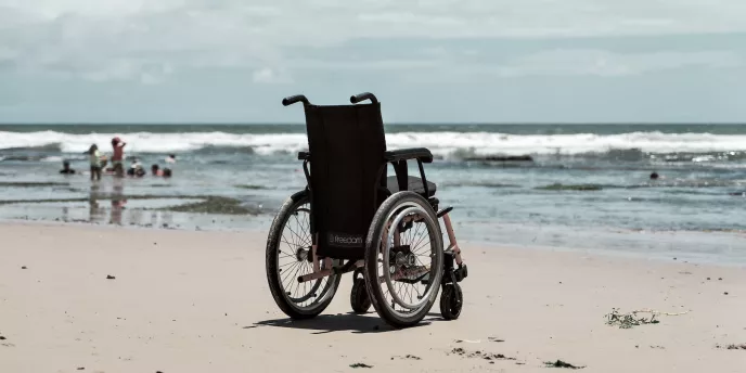 Rollstuhl am Strand