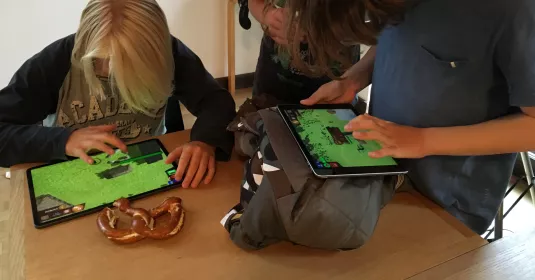 Kinder spielen mit der App Bronzeon