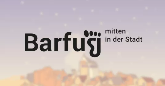 Logo "Barfuß" vor unscharfem Hintergrund