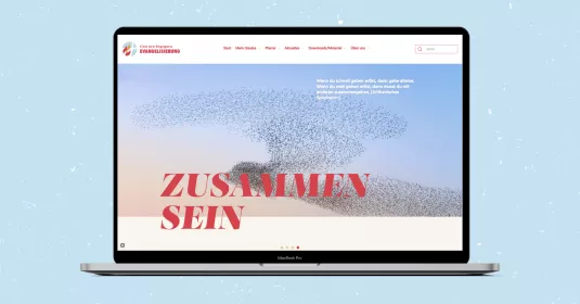 Mockup einer Website auf einem Macbook-Display