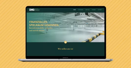 Mockup einer Website auf einem Macbook-Display