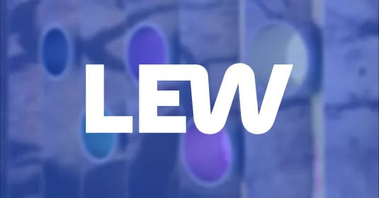 Weißes Logo der LEW auf dunkelblauem Hintergrund