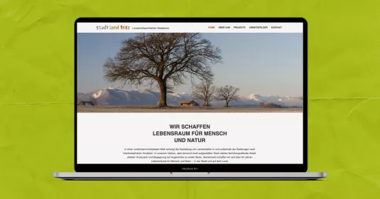 Mockup der "Stadt Land Fritz" Webseite auf einem Macbook-Display