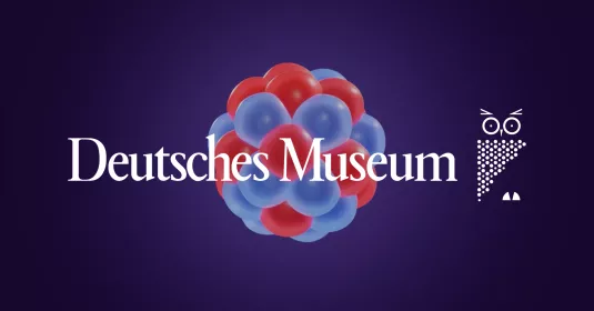 Logo des Deutschen Museums vor einem 3D-Modell eines Elementarteilchens