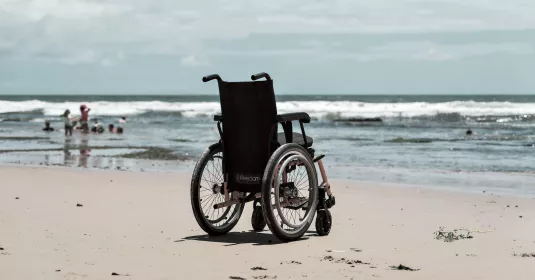 Rollstuhl am Strand