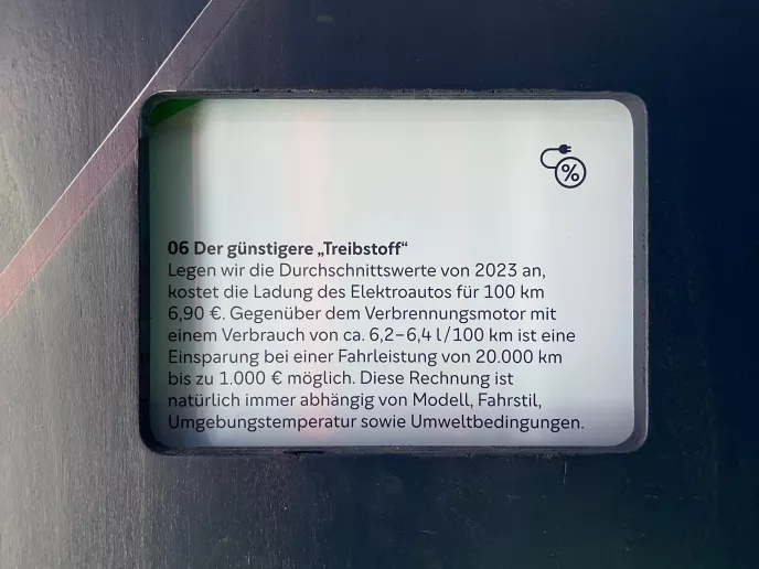 Textfeld auf Drehscheibe an der interkativen Station zum Thema E-Mobilität