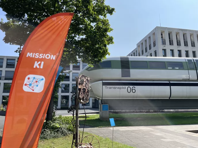 Vor dem Deutschen Museum in Bonn ist der Transrapid zu sehen